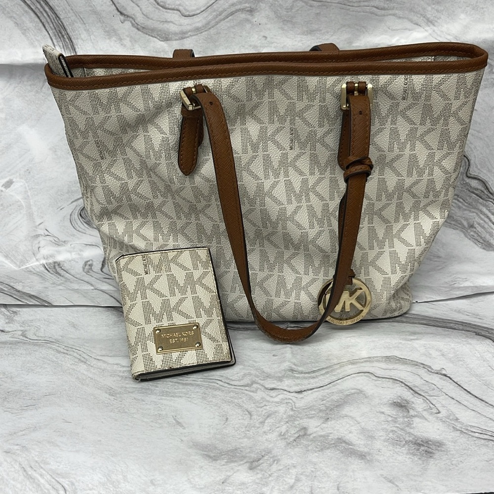 Michael Kors bag with matching chargeable wallet